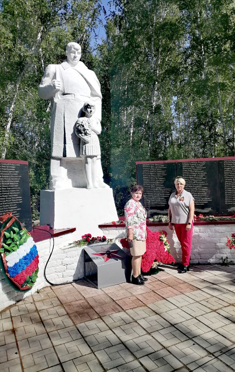 Торжественное возложение цветов на Мемориале..