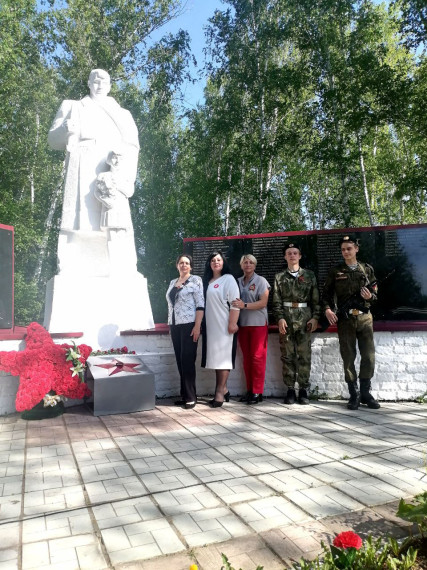 Торжественное возложение цветов на Мемориале..